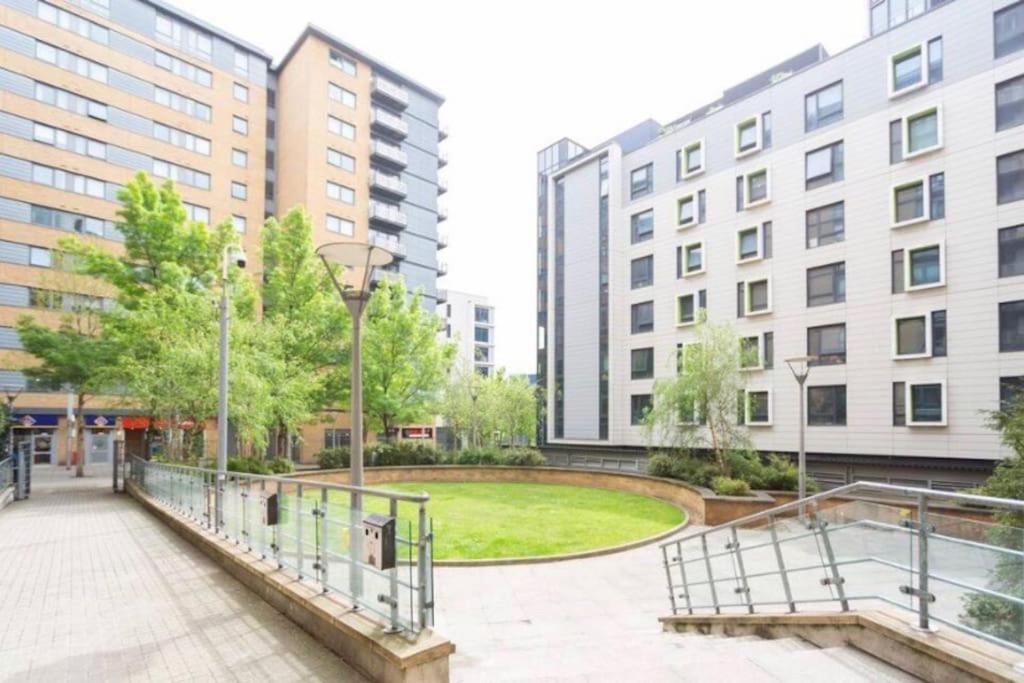 Cosy Flat Right Opp Tube Station Apartment Лондон Екстериор снимка